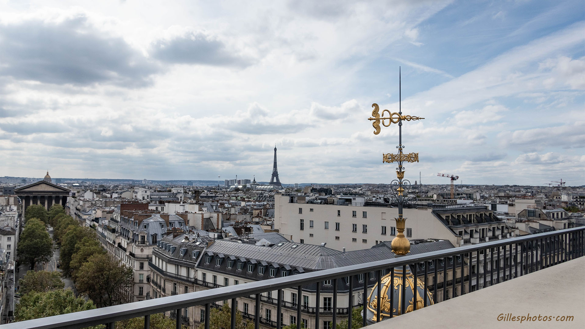 Vue sur PARIS depuis la terrasse du Printemps